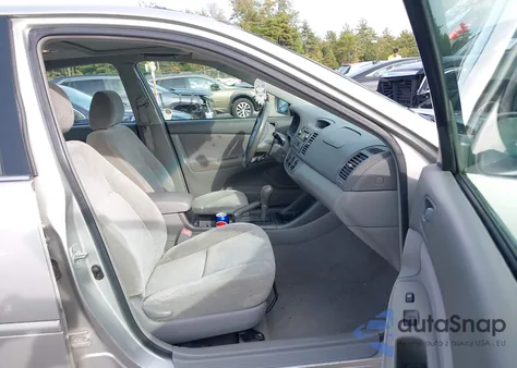 2004 Toyota Camry Le z USA, uszkodzony, nr VIN 4T1BE32K54U914300